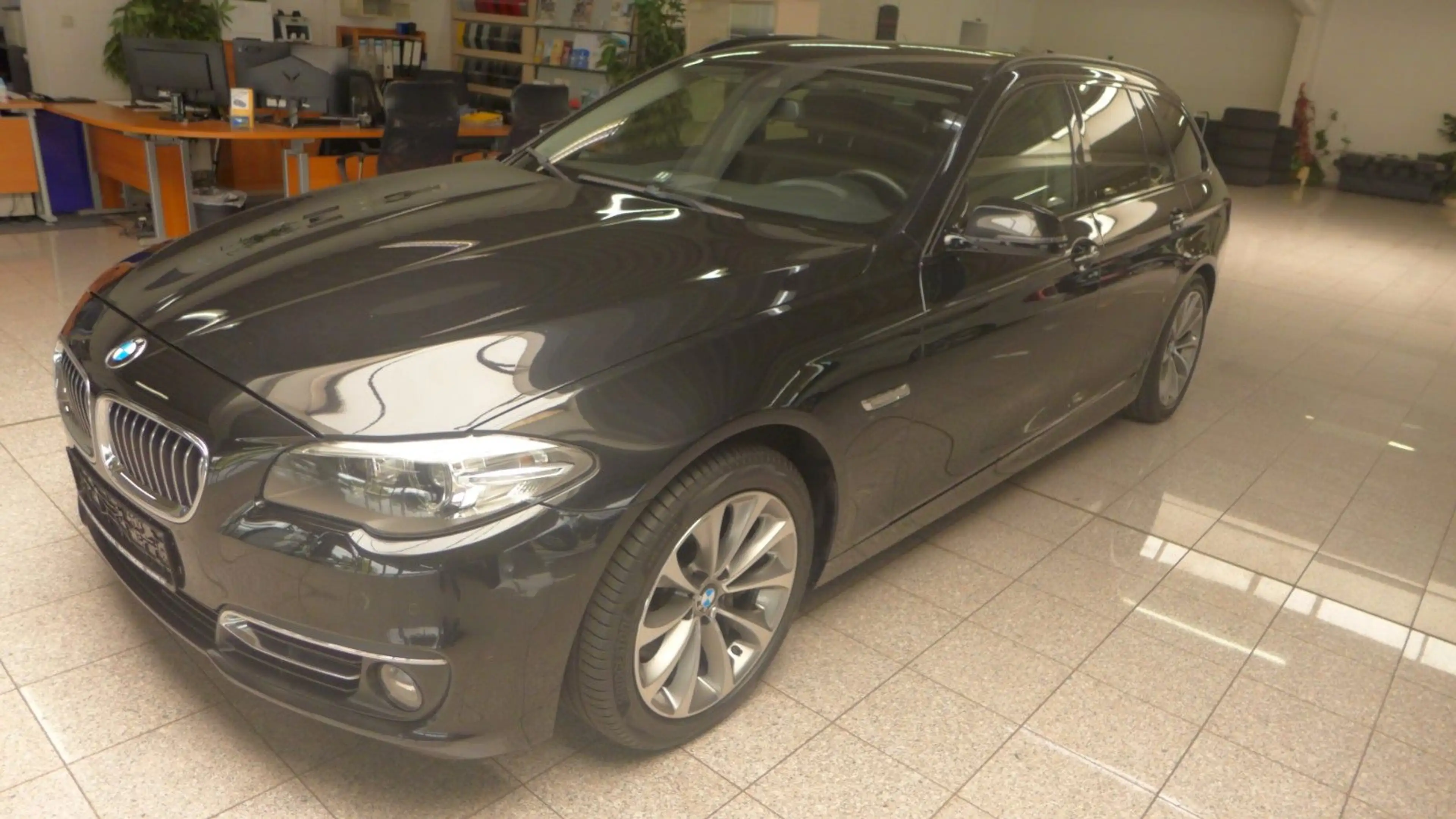 BMW 525 D AUT-Touring xDrive-LEDER-BI-XENON-NAVI-LUXU — photo 3