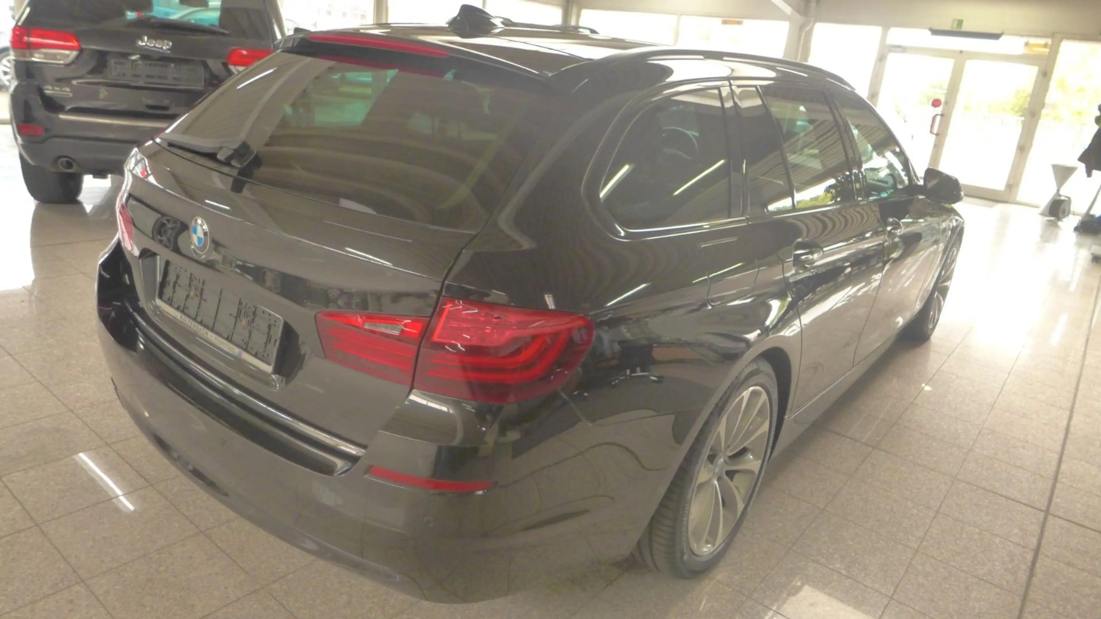 BMW 525 D AUT-Touring xDrive-LEDER-BI-XENON-NAVI-LUXU — photo 6