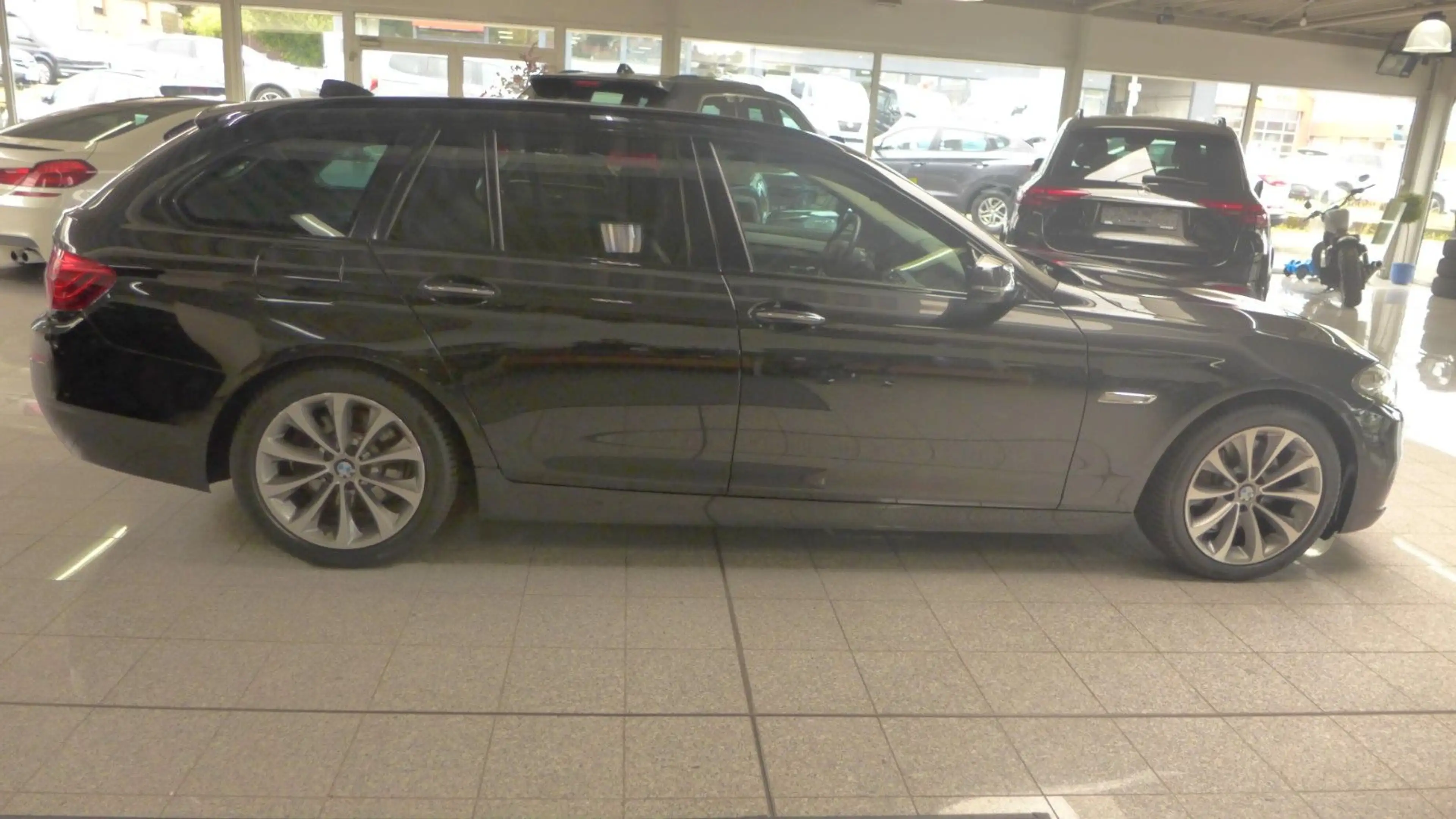 BMW 525 D AUT-Touring xDrive-LEDER-BI-XENON-NAVI-LUXU — photo 4