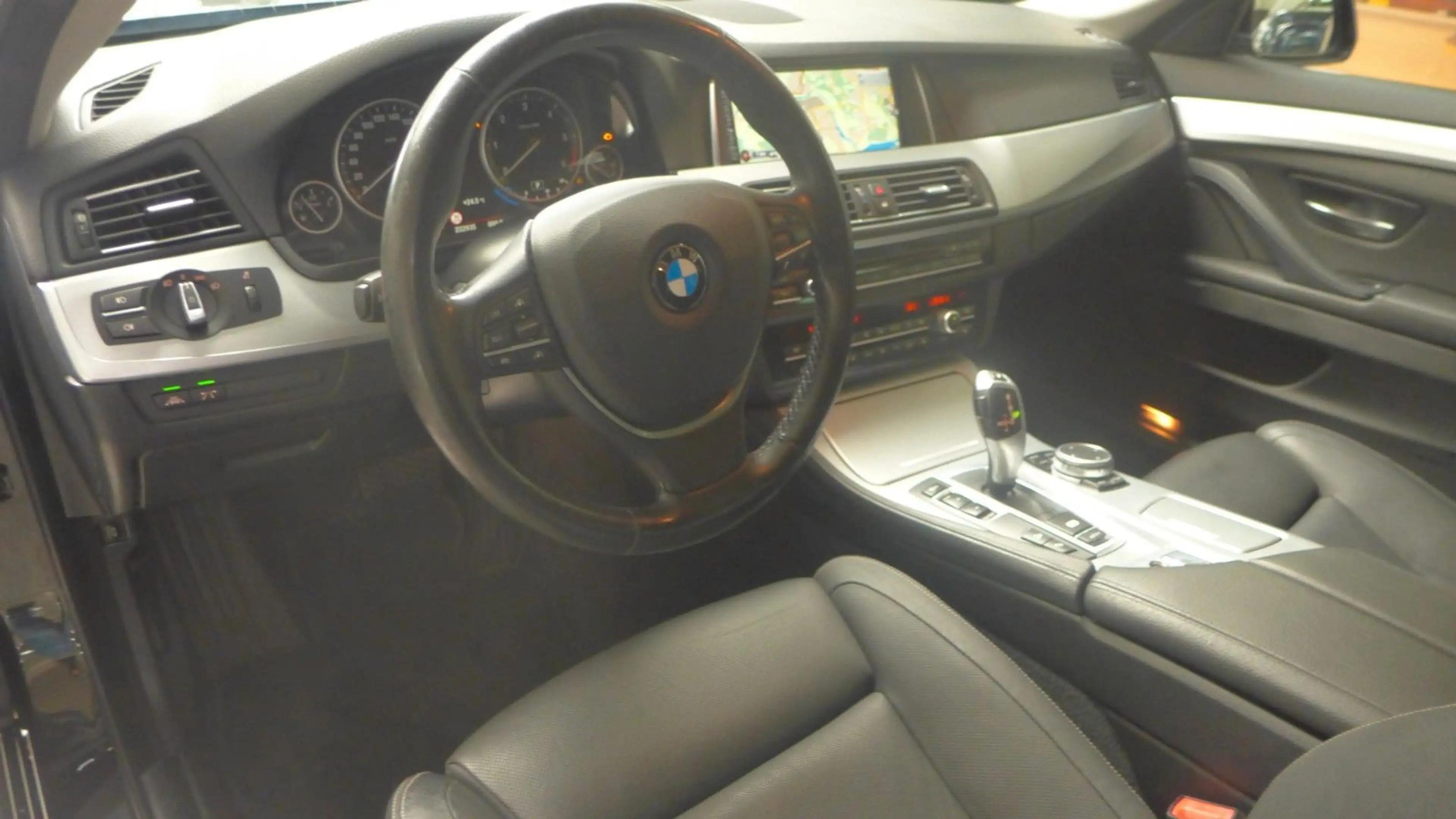 BMW 525 D AUT-Touring xDrive-LEDER-BI-XENON-NAVI-LUXU — photo 9