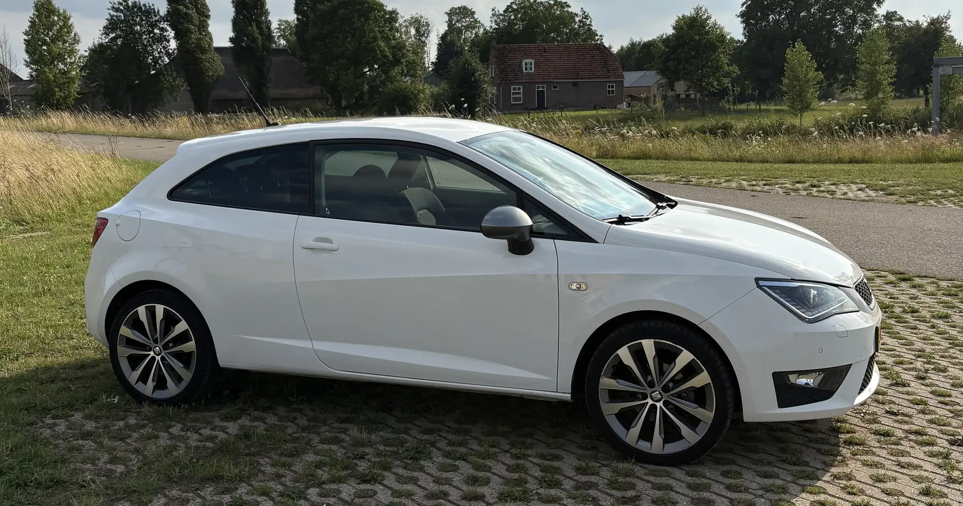 SEAT Ibiza 1.0 EcoTSI FR Con. Bílá - 2