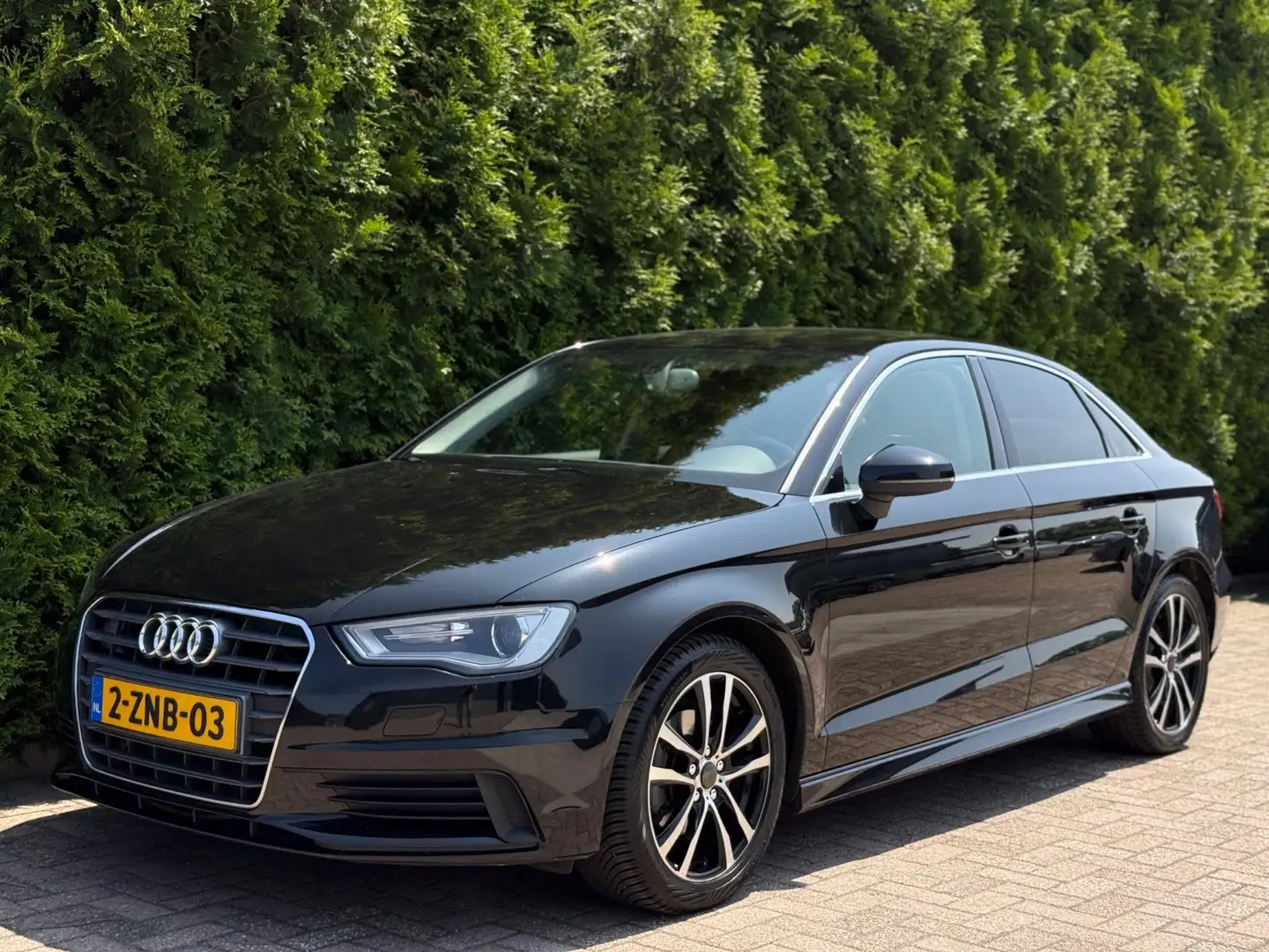 Audi A3 Limousine 1.6 TDI ultra Attraction Pro Line Plus Zwart - 1