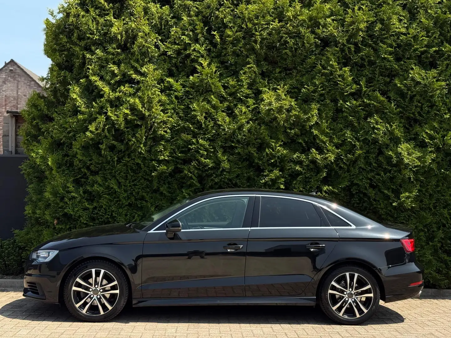 Audi A3 Limousine 1.6 TDI ultra Attraction Pro Line Plus Zwart - 2