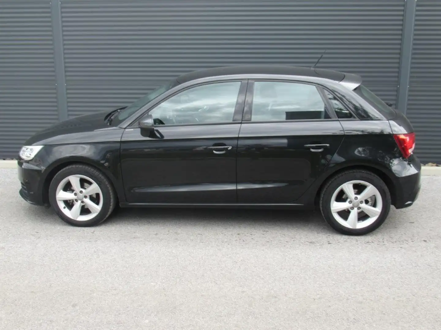Audi A1 Sportback 1,0 TFSI Intense. Schwarz - 2