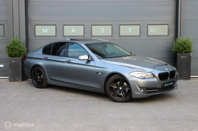 BMW 5 Series view 4