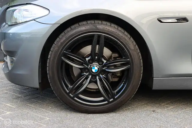 BMW 5 Series view 26
