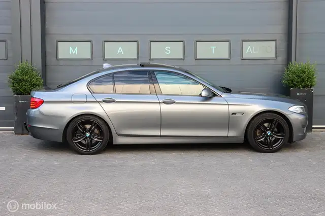 BMW 5 Series view 5