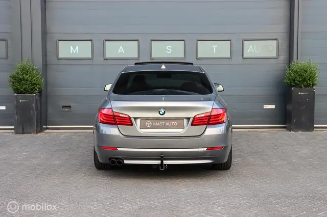 BMW 5 Series view 9