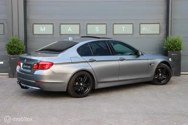 BMW 5 Series view 8