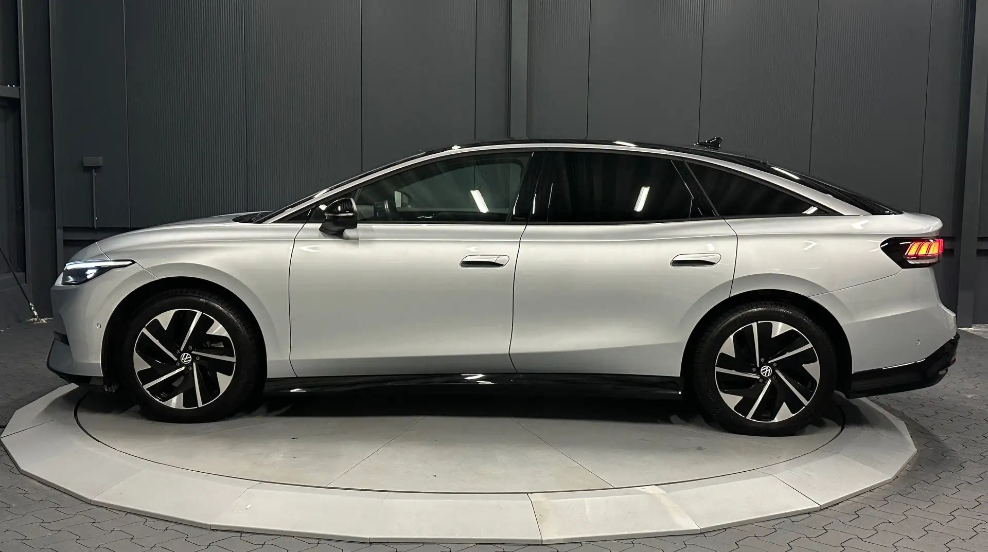 Volkswagen ID.7 Pro 210 kW Exterieur/Interieur-Paket*Dach/Schwarz* Silber - 2