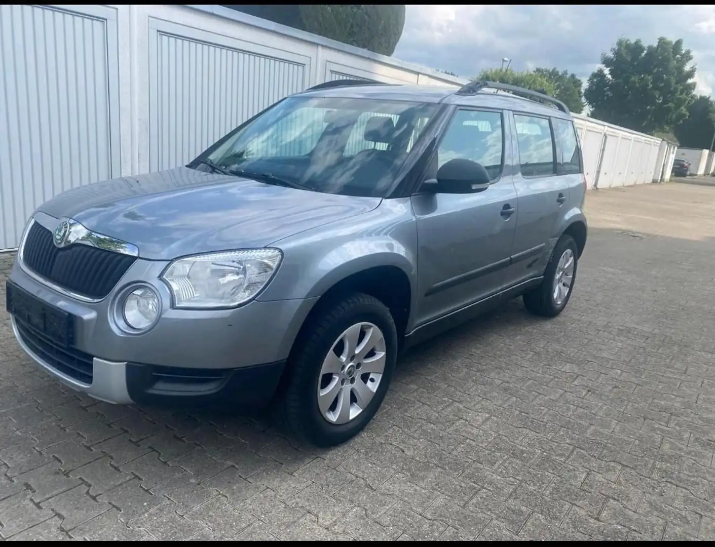 Skoda Yeti Basis 2.0 TDI / Anhängerkupplung/ PDC Grau - 2
