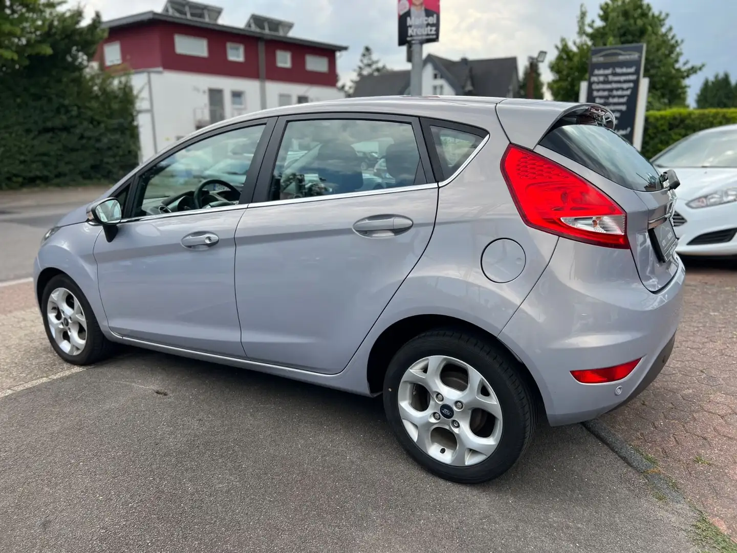 Ford Fiesta Titanium 1.25 Liter **5 TÜR*82PS*PDC*SHZ* Argent - 2