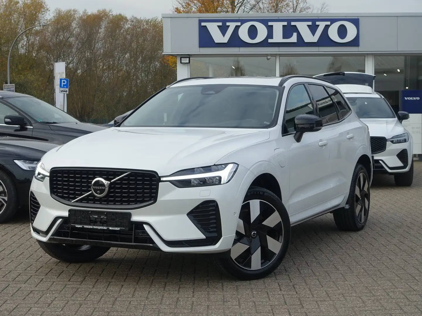 Volvo XC60 Plus Dark T8 AWD Plug-in Hybrid PANO/FOUR-C Weiß - 1