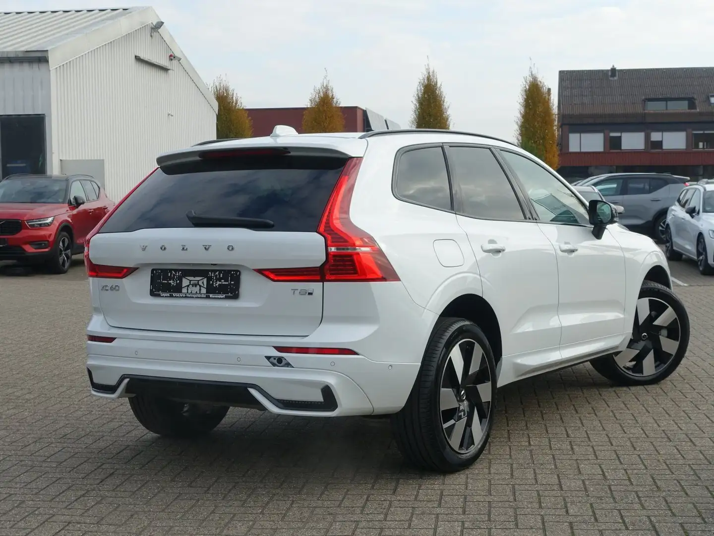 Volvo XC60 Plus Dark T8 AWD Plug-in Hybrid PANO/FOUR-C Weiß - 2