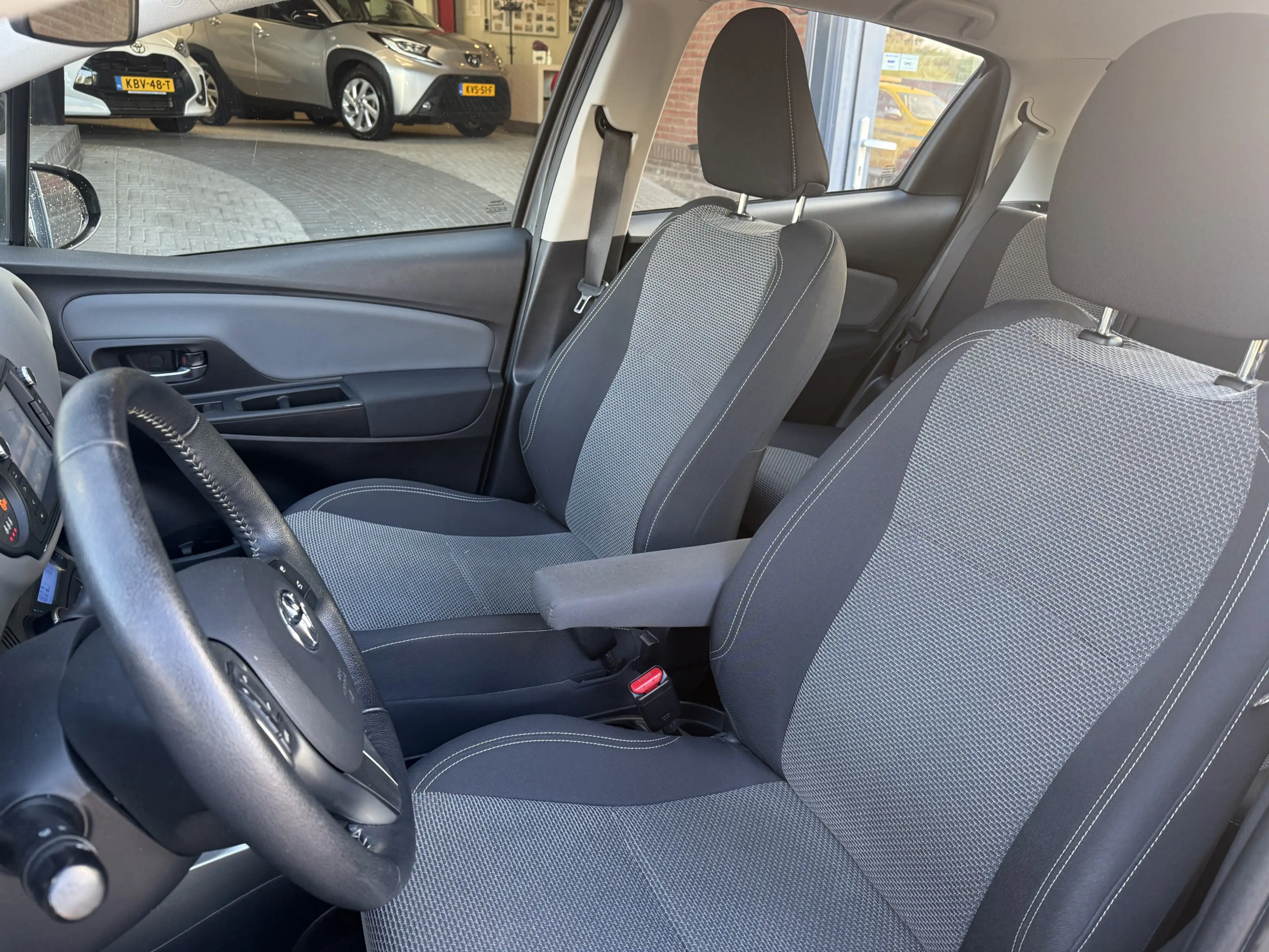Toyota Yaris 1.5 Hybrid Aspiration — photo 12
