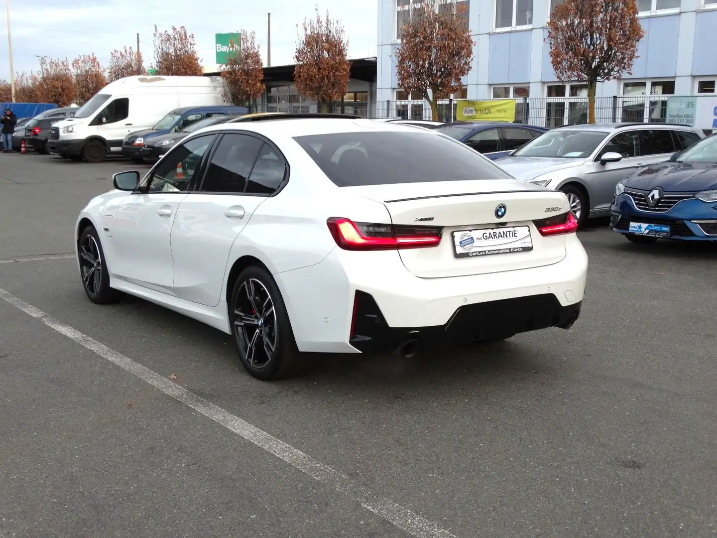 BMW 330 e xDrive M-Sport*Leder*HuD*Navi*S-Dack*StHz Weiß - 2