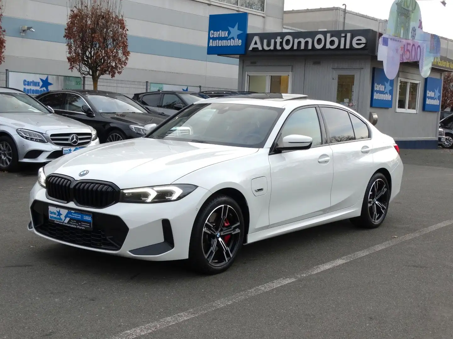 BMW 330 e xDrive M-Sport*Leder*HuD*Navi*S-Dack*StHz Weiß - 1