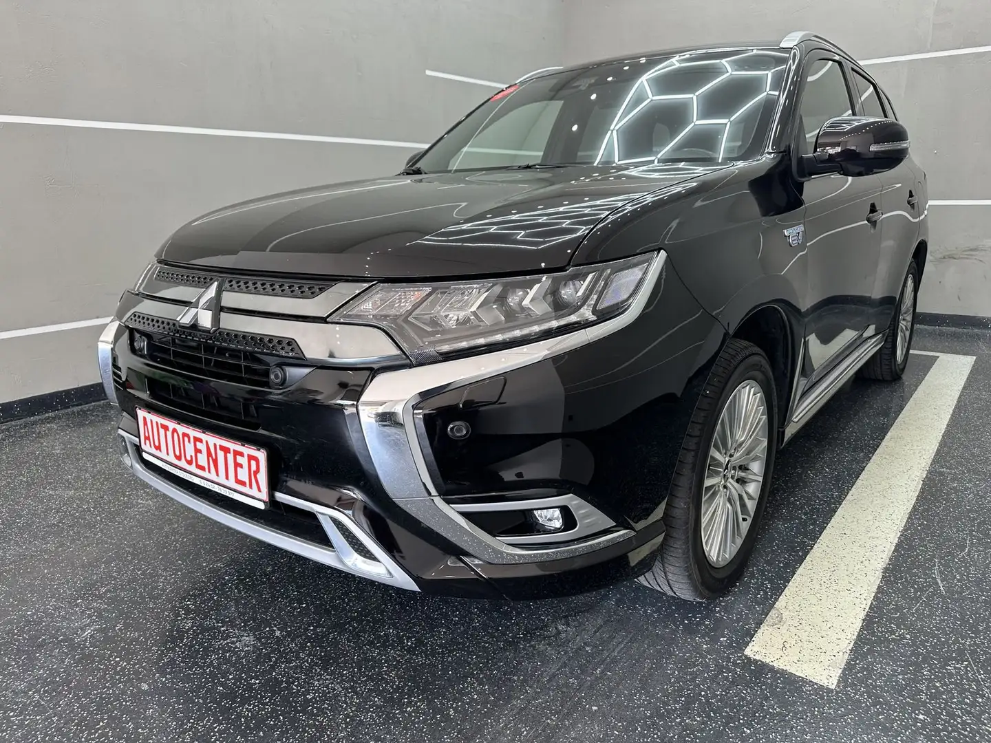 Mitsubishi Outlander PHEV Top 4WD "PANO-NAVI-LEDER-MULTI" Noir - 1