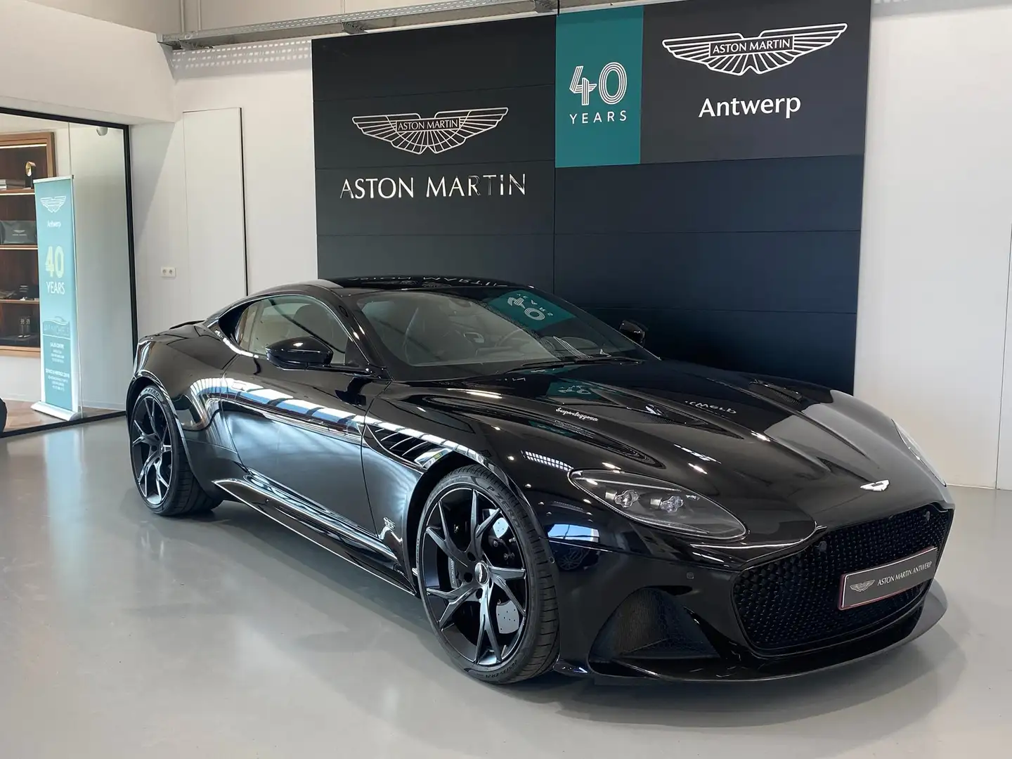 Aston Martin DBS Superleggera Fekete - 2