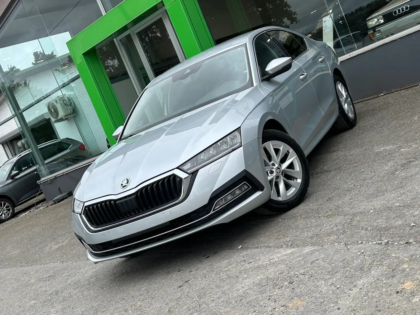 Skoda Octavia Octavia 1.0TSI CarPlay • Navigation • Cuir Plateado - 1