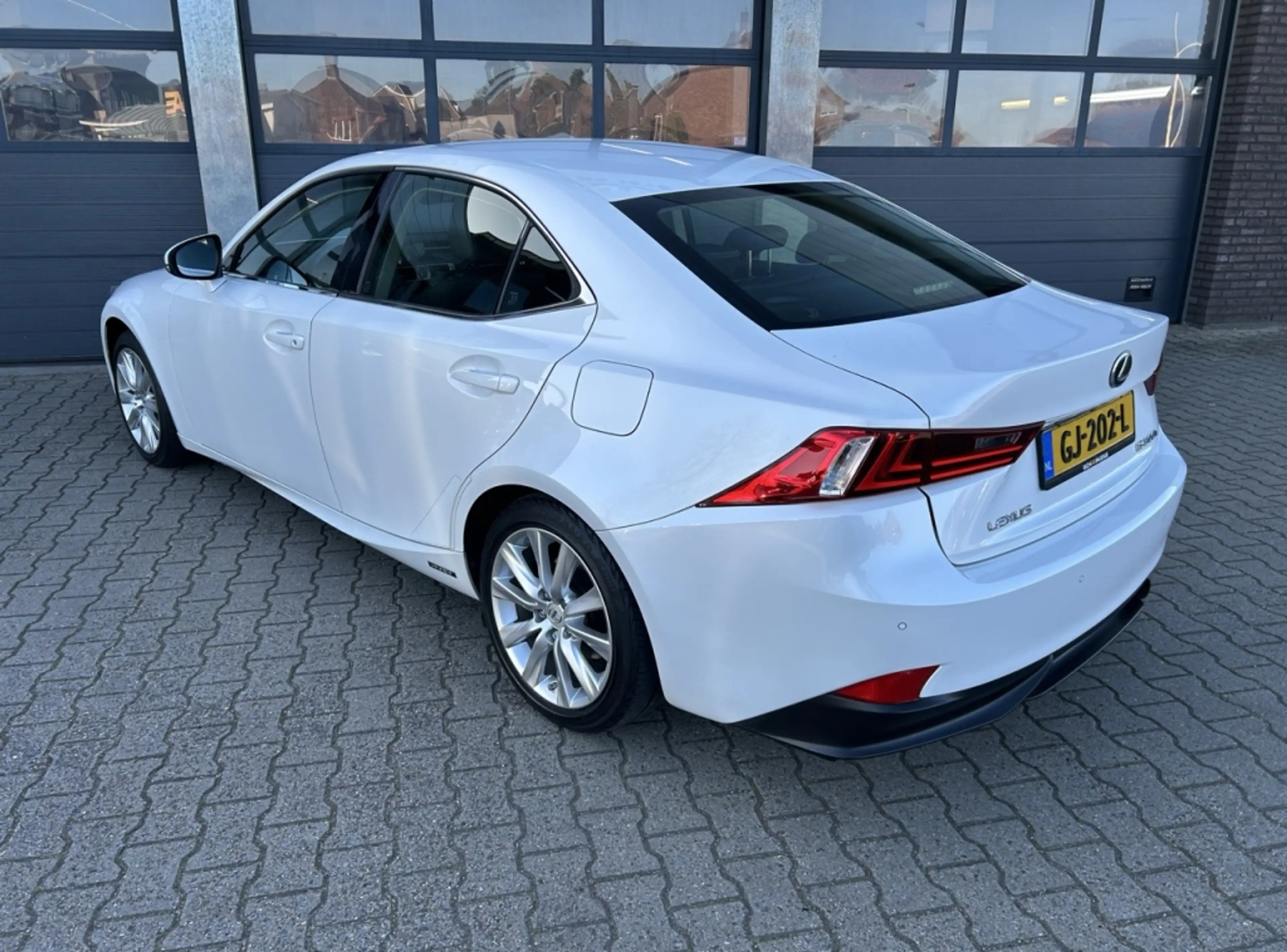 Lexus IS 300 300h Hybrid 181pk Business Line — photo 3