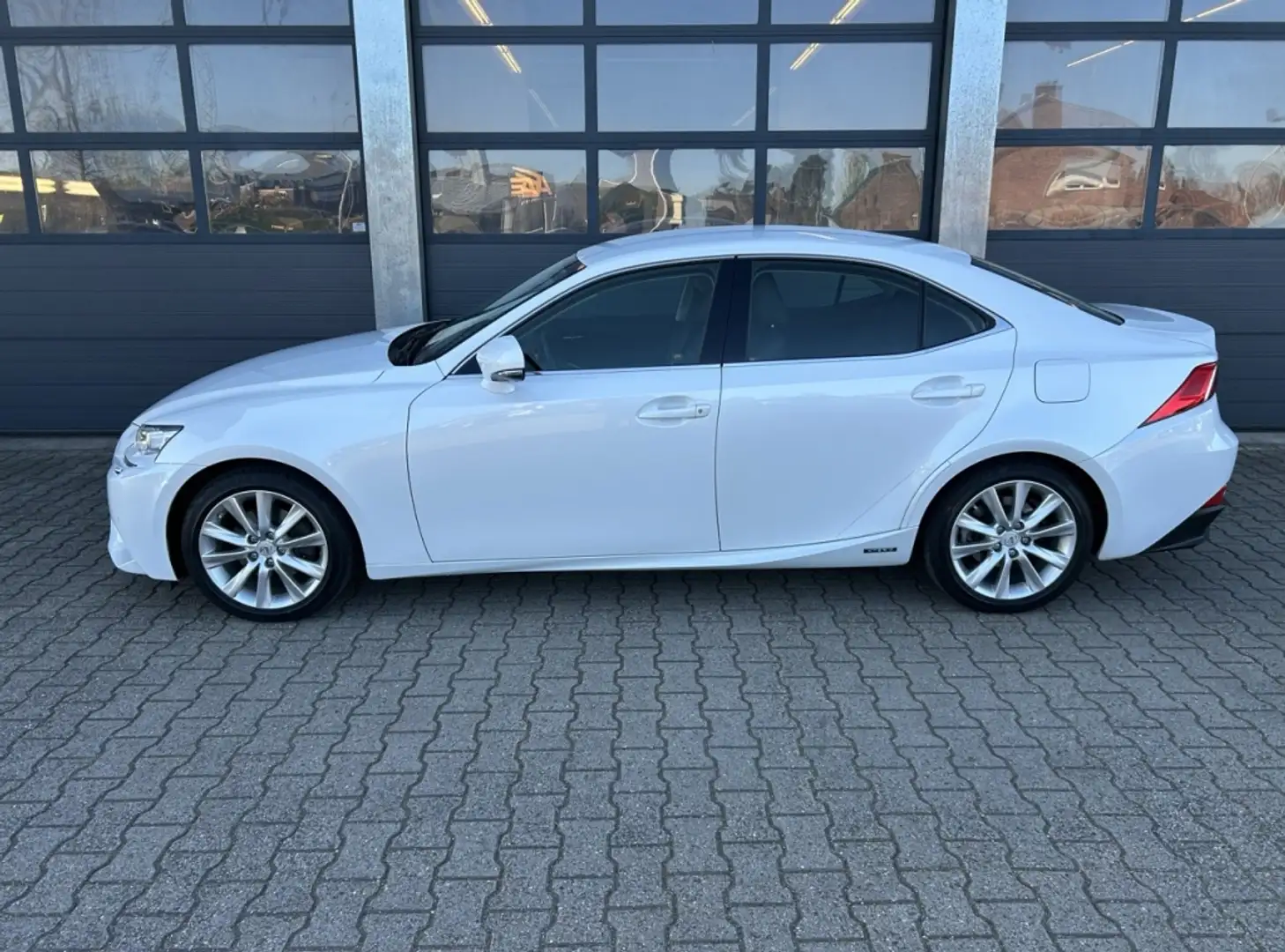 Lexus IS 300 300h Hybrid 181pk Business Line Weiß - 2