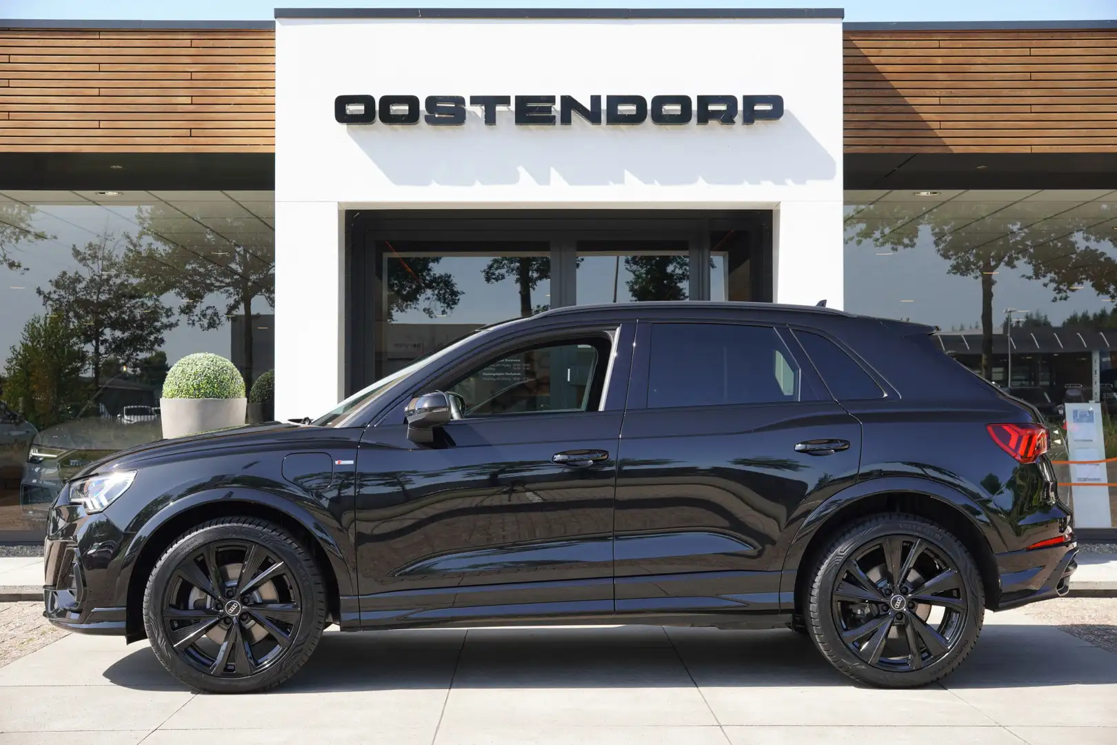 Audi Q3 45TFSIe/245pk S-Line|2022|Trekhaak|20"Blackstyle+A Zwart - 1