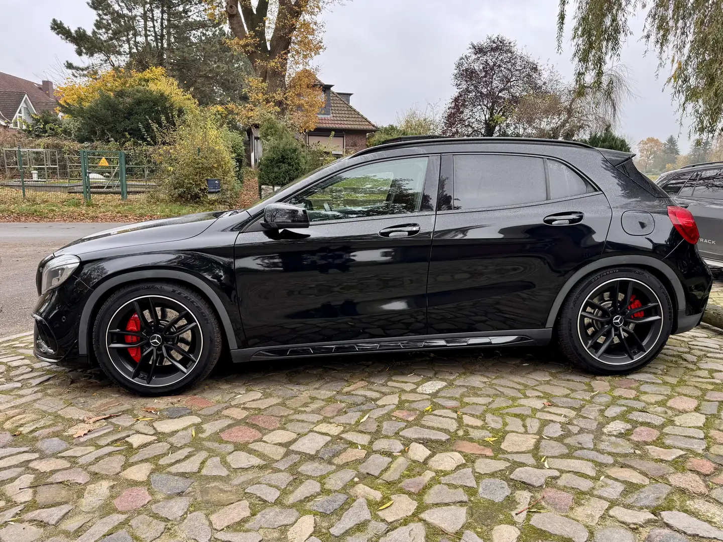 Mercedes-Benz GLA 45 AMG Garantie Sonder Klappenauspuff 4M Pano Drivers Czarny - 1