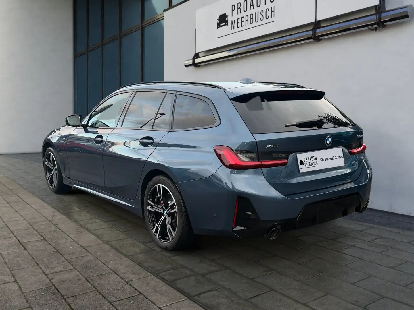 BMW 330 e xDrive M Sport PRO HUD/PANO/AHK/MEMRY/ADPLED Blau - 2