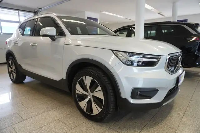 Volvo XC40 view 3