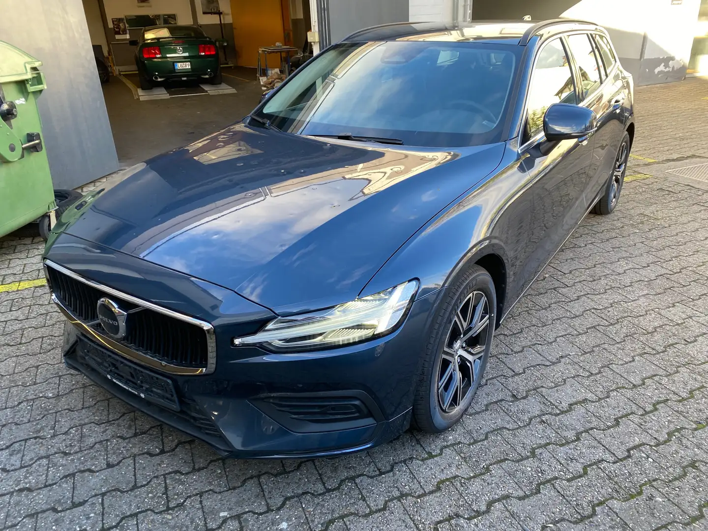 Volvo V60 Core, nur 60 km, Hagelschaden Blau - 1