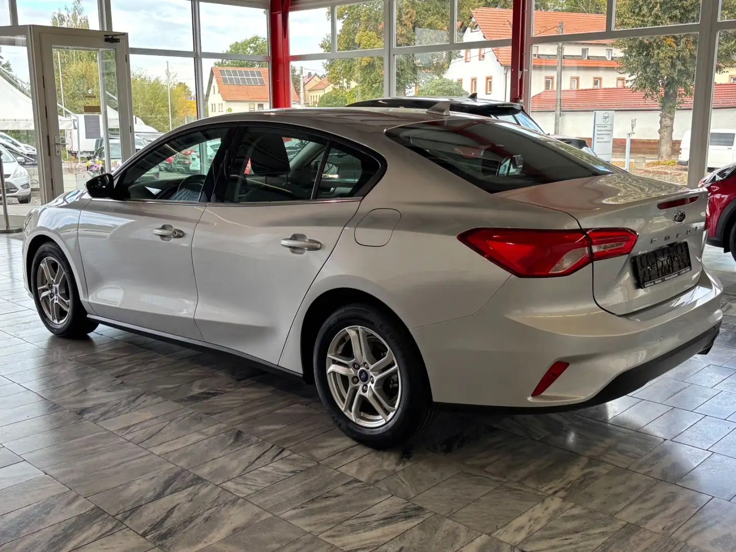 Ford Focus Lim. Cool & Connect Stufenheck Silber - 2