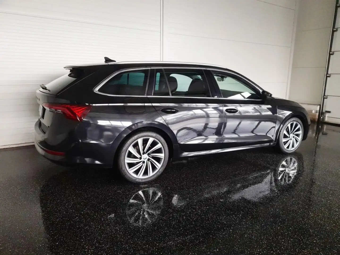 Skoda Octavia Combi FIRST ED 2,0 TDI DSG *RS-SPORT LENKRAD & FAHRWERK / 18 ZOLL / LED MIT FLA & DYN BLINKER / VIRTUELL* Schwarz - 2