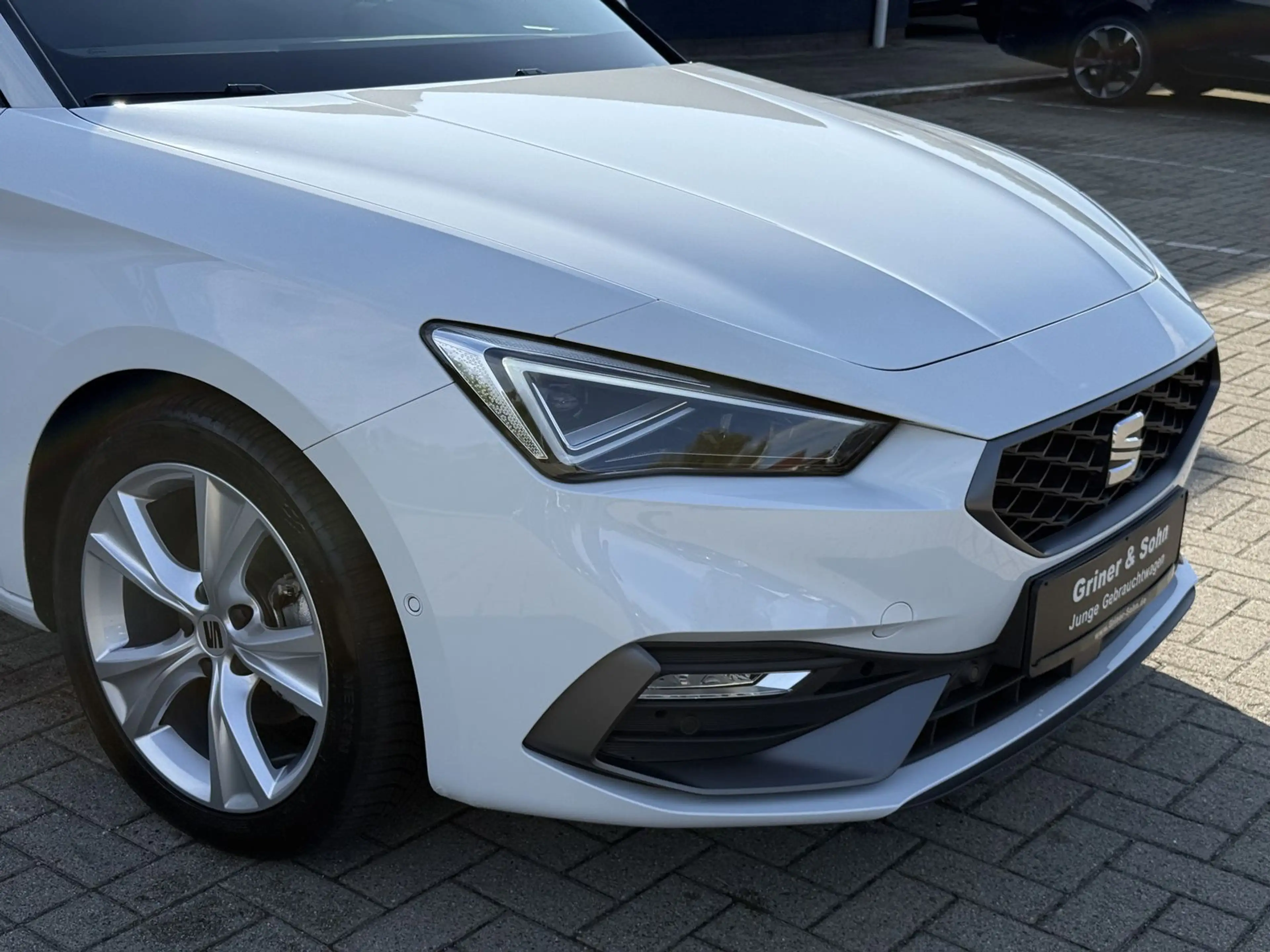 SEAT Leon 1.5 eTSI SP FR,R-Kam,Matrix,Winter,Drive-XL — photo 4