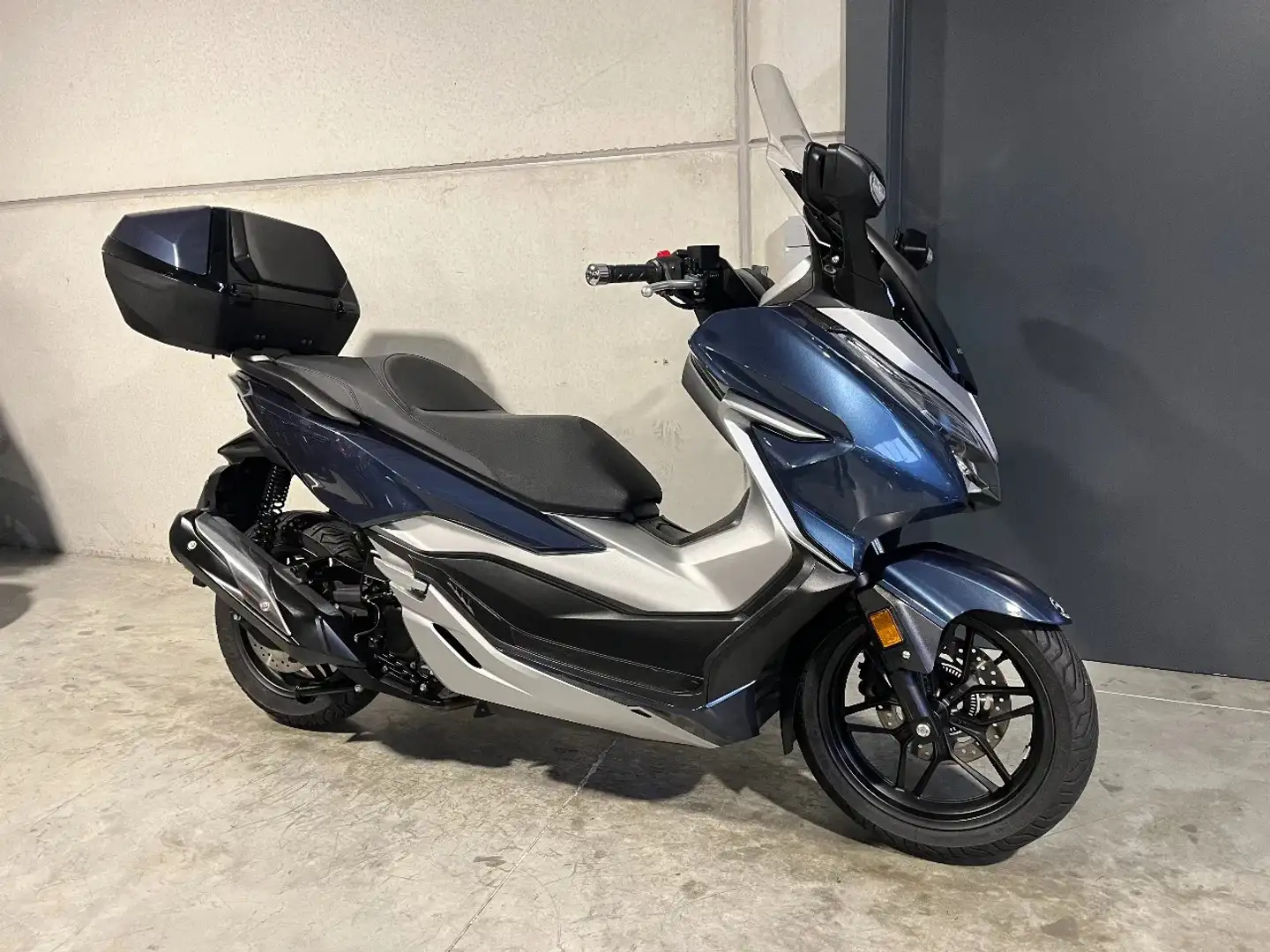 Honda Forza 300 met keyless en topcase - 1