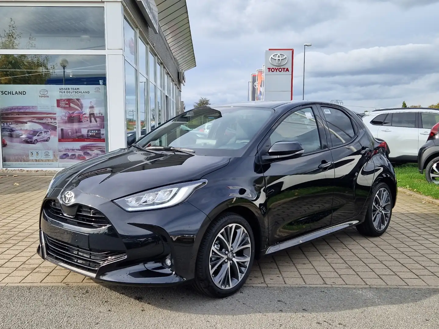Toyota Yaris 1,5L Hybrid Style 130 PS Schwarz - 2