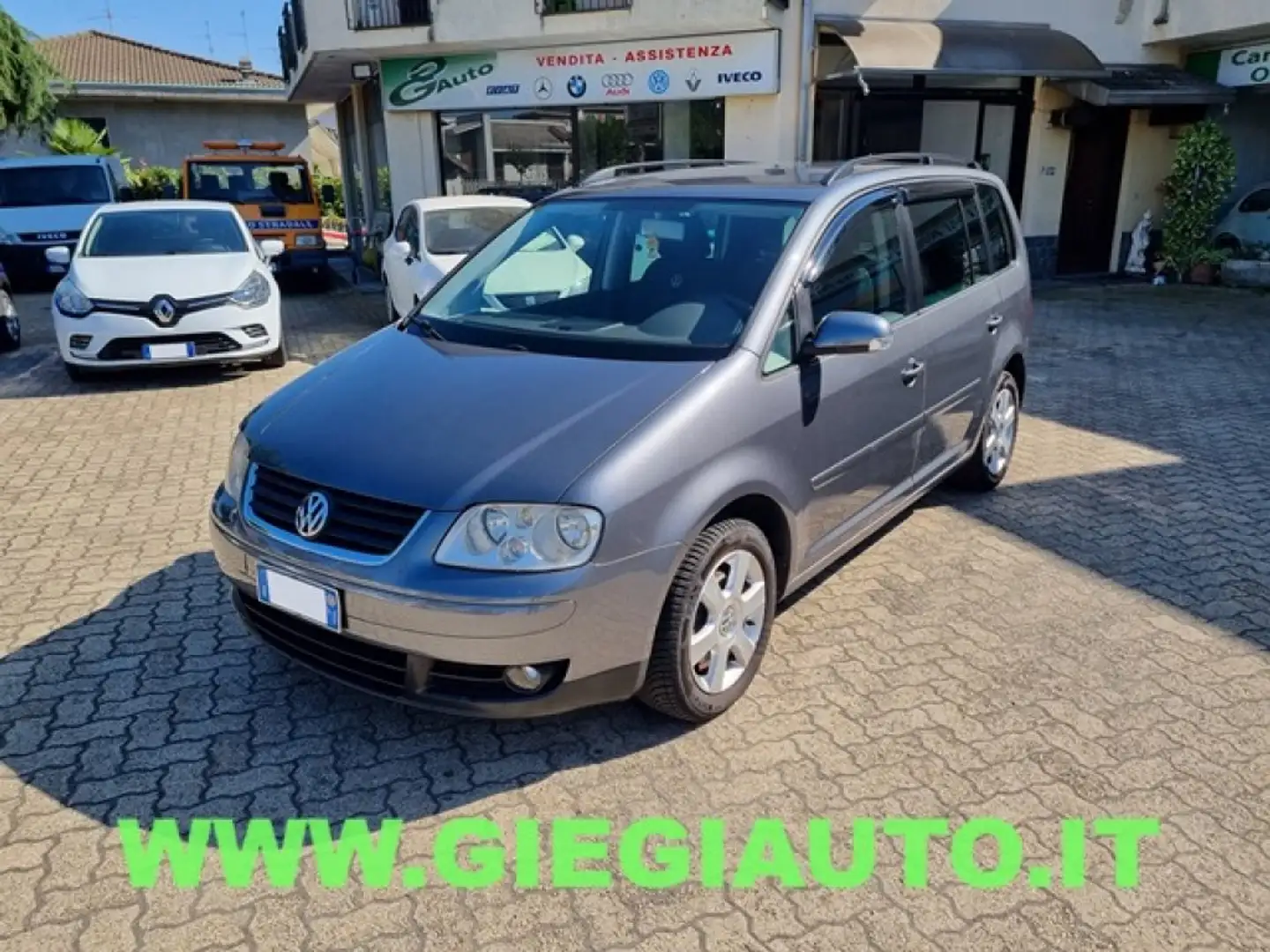 Volkswagen Touran 1.6 16V FSI Highline Gris - 2