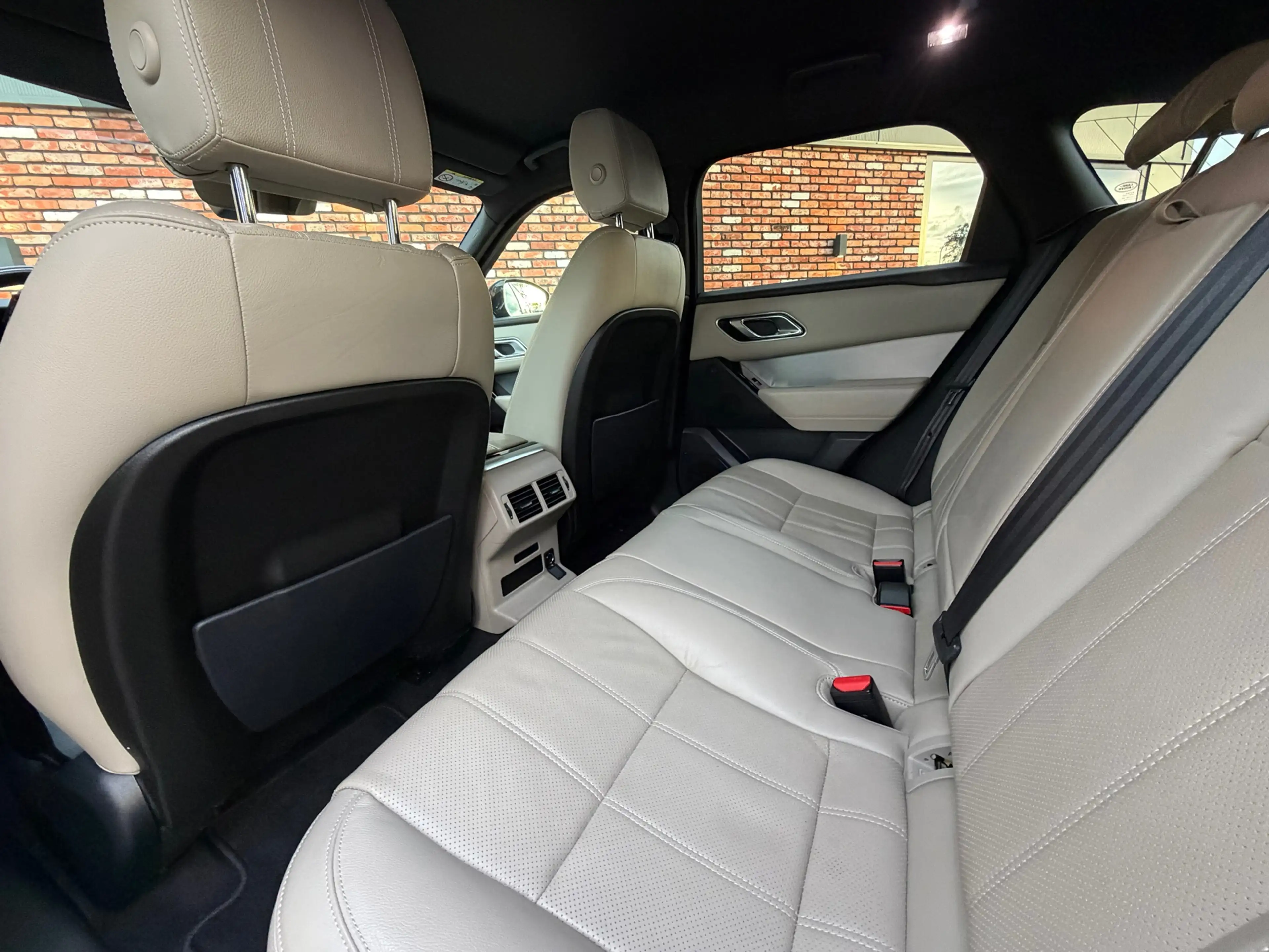 Land Rover Range Rover Velar 2.0 Turbo AWD Meridian Memory Leer Carplay Camera — photo 23