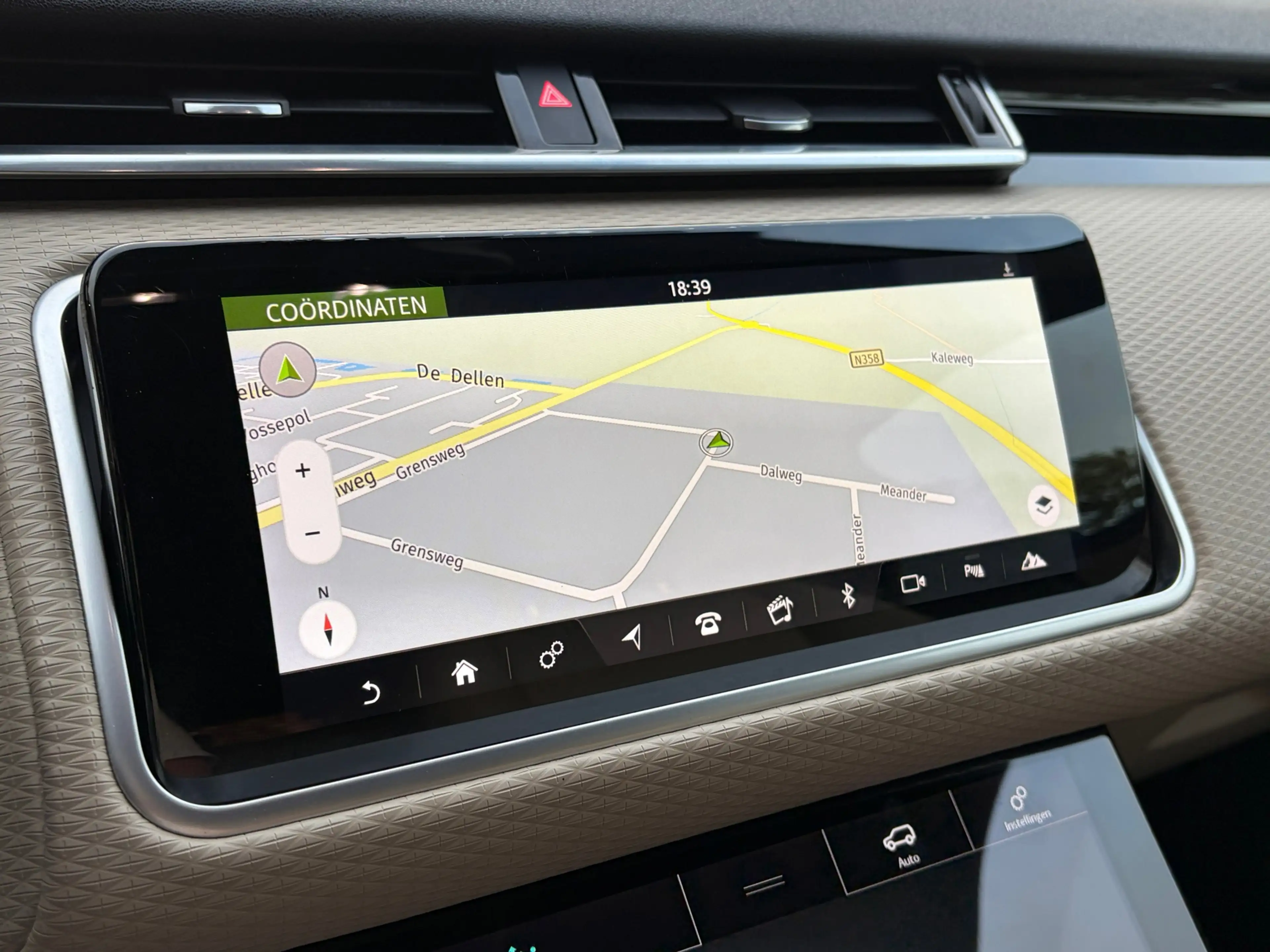 Land Rover Range Rover Velar 2.0 Turbo AWD Meridian Memory Leer Carplay Camera — photo 38
