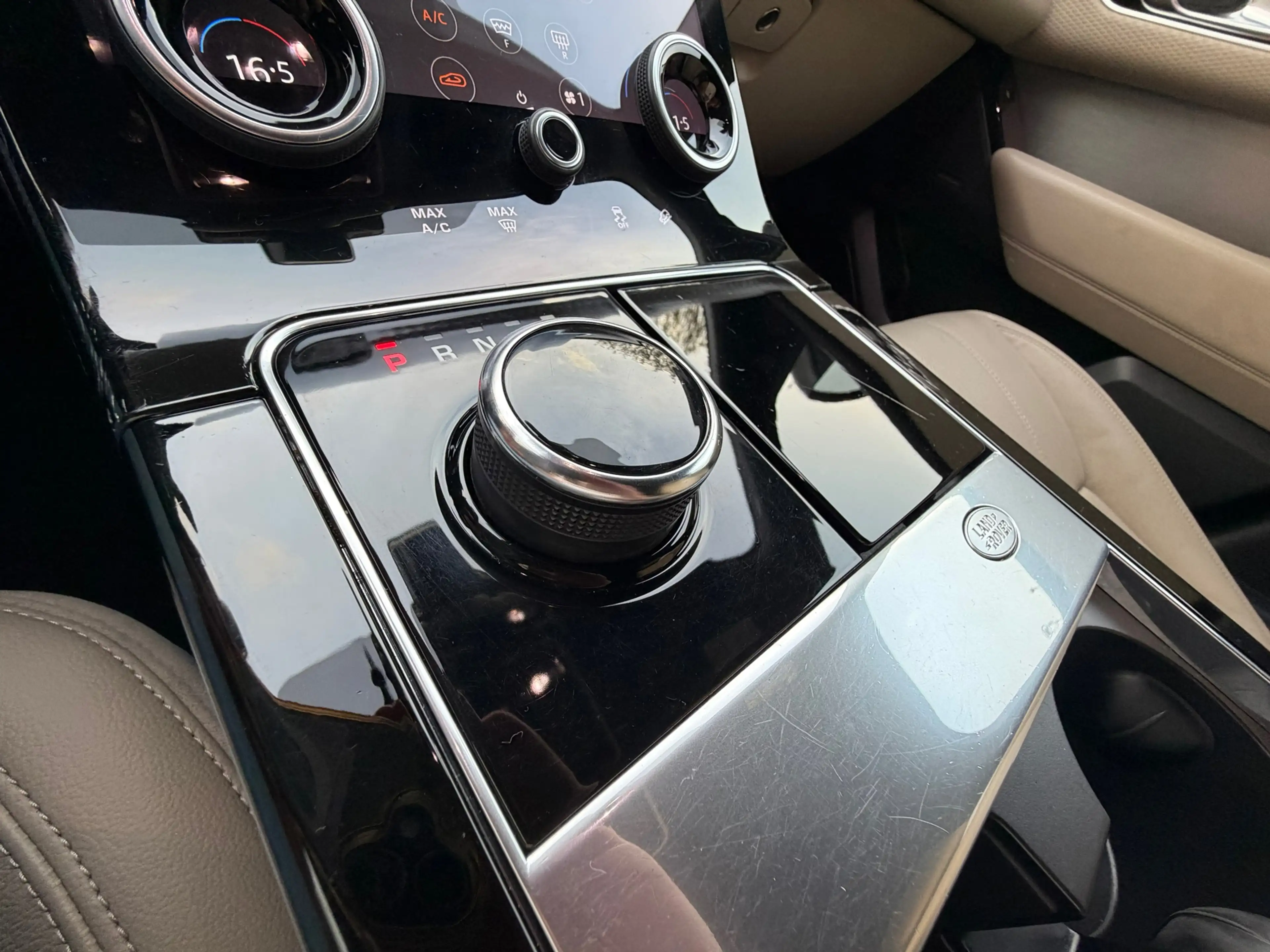 Land Rover Range Rover Velar 2.0 Turbo AWD Meridian Memory Leer Carplay Camera — photo 36