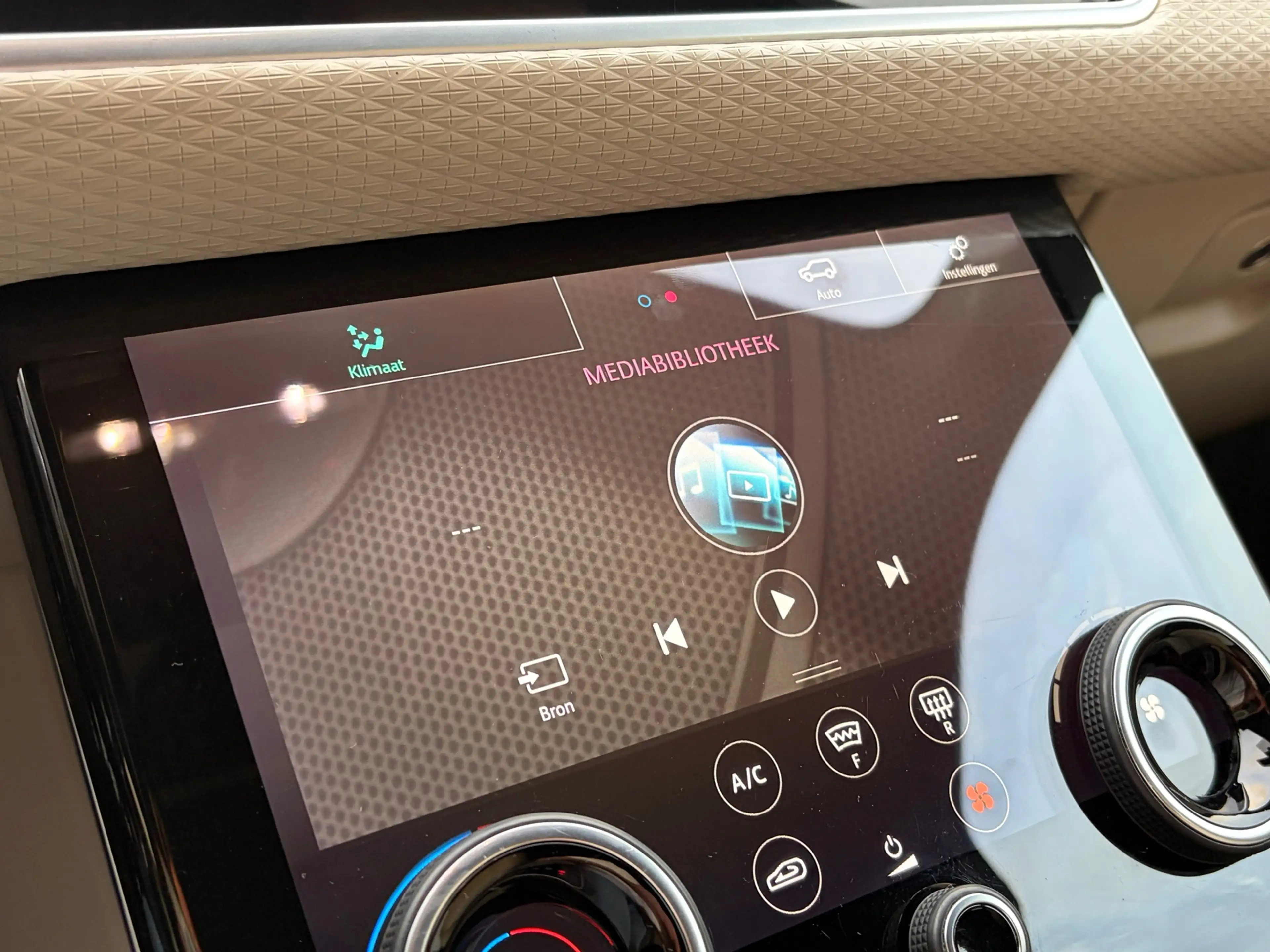Land Rover Range Rover Velar 2.0 Turbo AWD Meridian Memory Leer Carplay Camera — photo 45