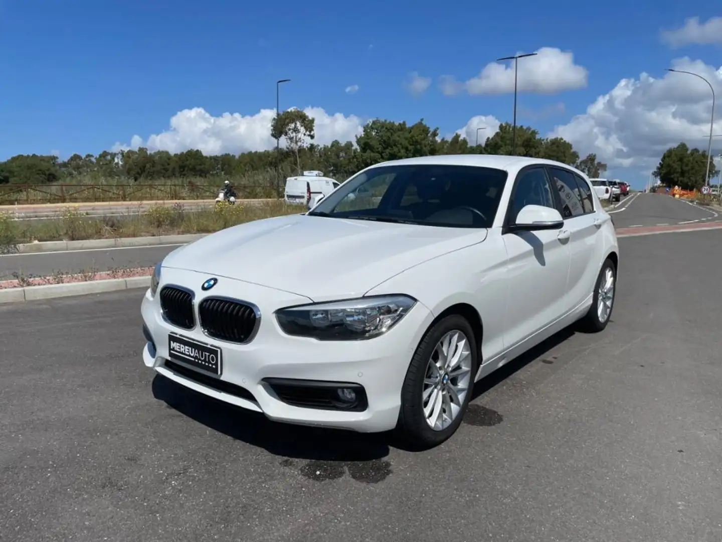 BMW 118 118d 5p. Urban Blanc - 1