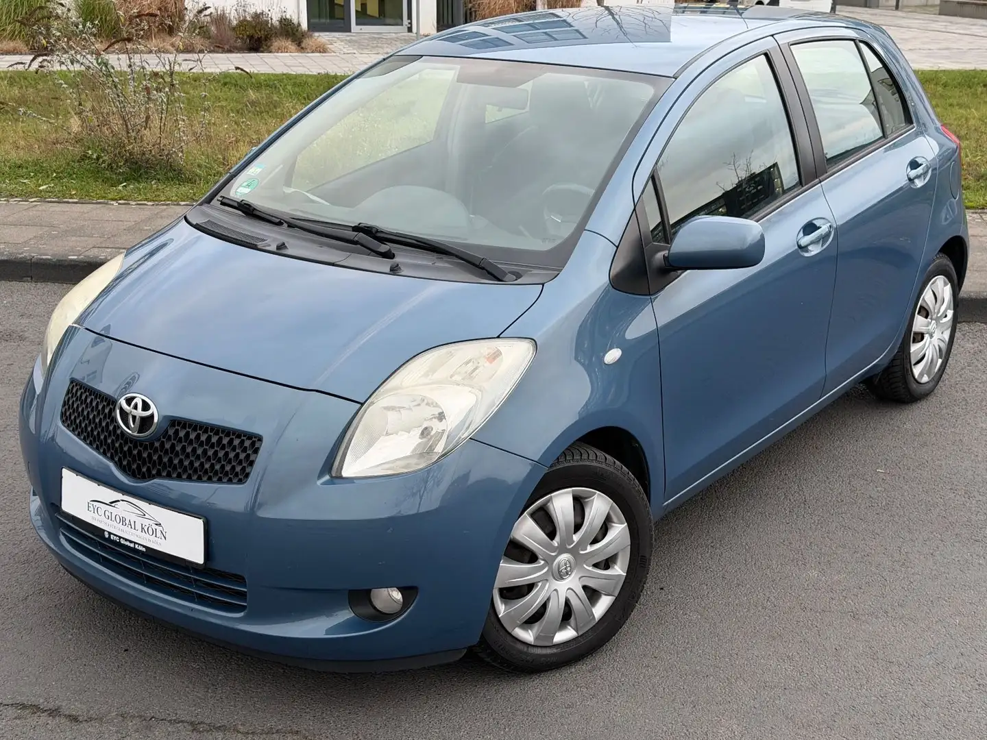 Toyota Yaris 1,3 Ltr.-87-PS,Klima,5 Tür,PDC Blau - 2