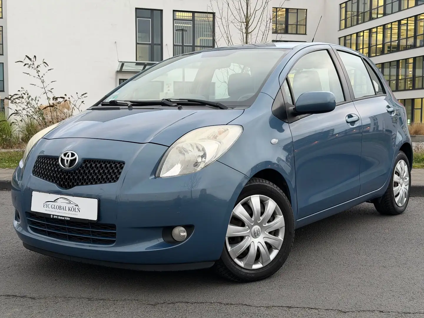 Toyota Yaris 1,3 Ltr.-87-PS,Klima,5 Tür,PDC Blau - 1