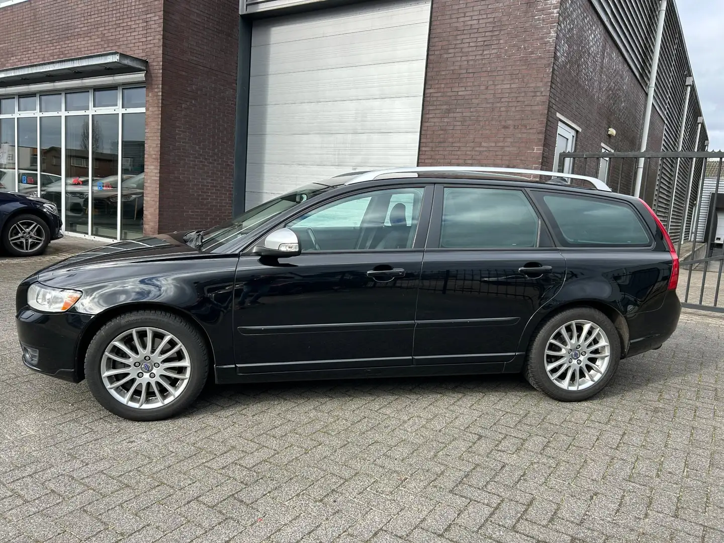 Volvo V50 2.4 D5 Edition II automaat,leer,navi,apk Schwarz - 2