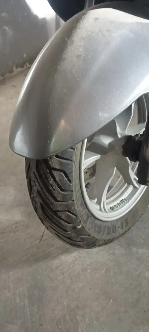 Suzuki Burgman 200 Серебристый - 1