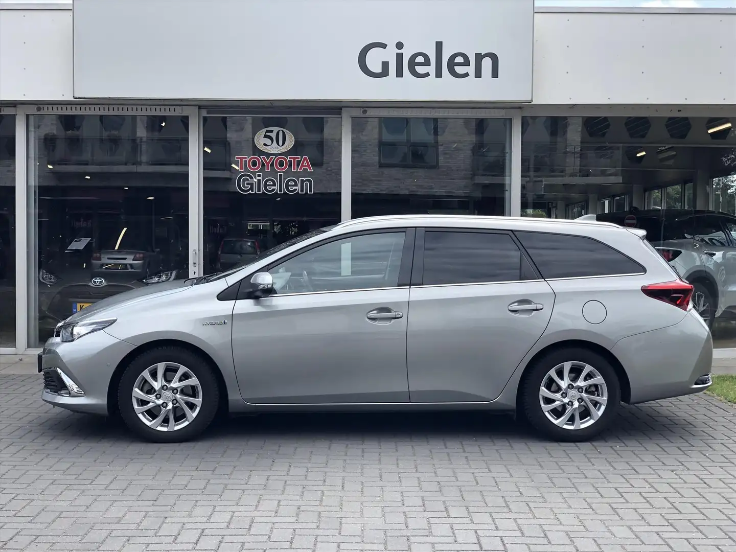 Toyota Auris Touring Sports 1.8 Hybrid Executive | Trekhaak, Na Grijs - 2