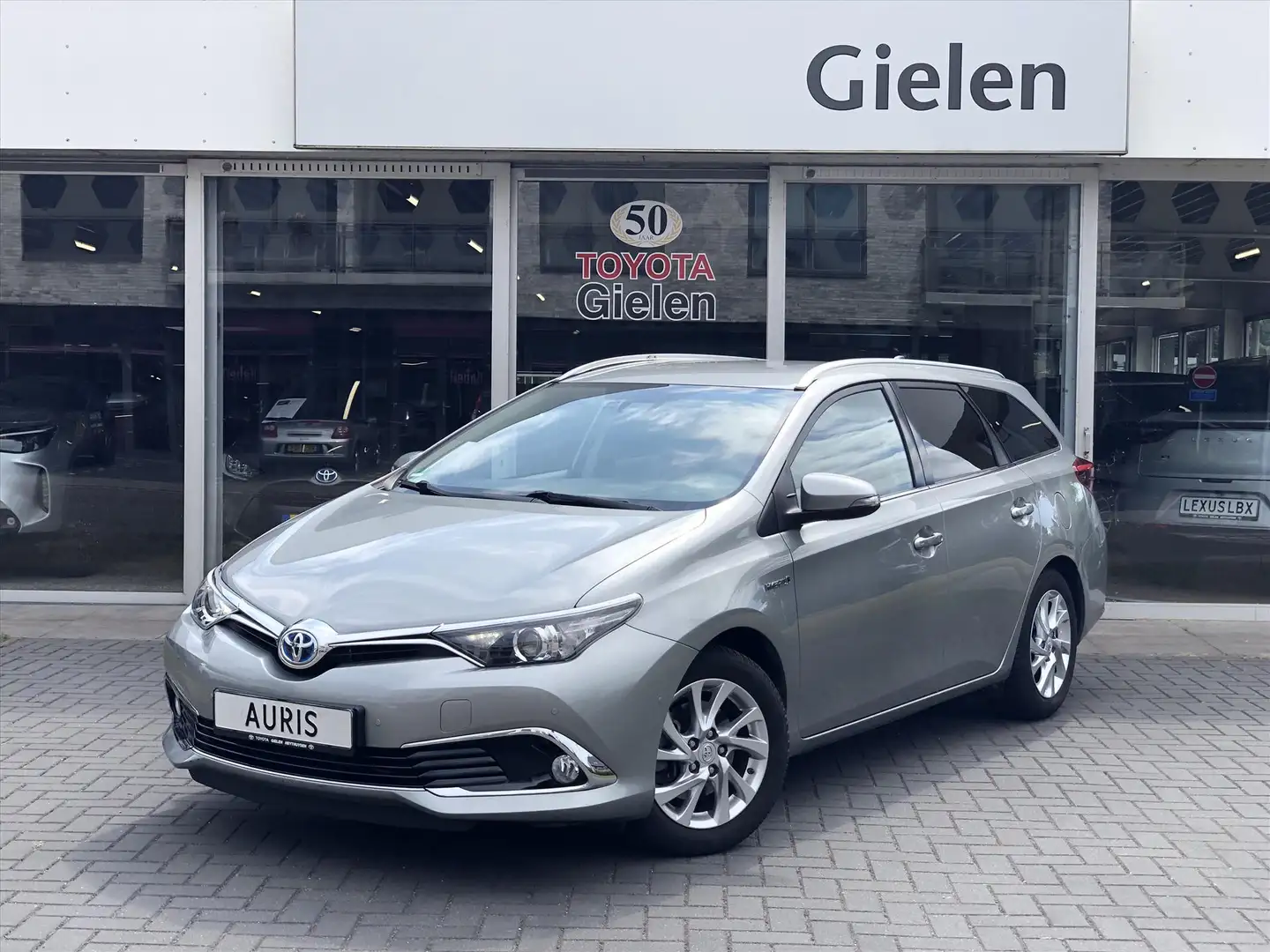 Toyota Auris Touring Sports 1.8 Hybrid Executive | Trekhaak, Na Grijs - 1
