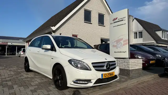 Mercedes-Benz 200 B Klasse Ambition auto loopt op 3 cill