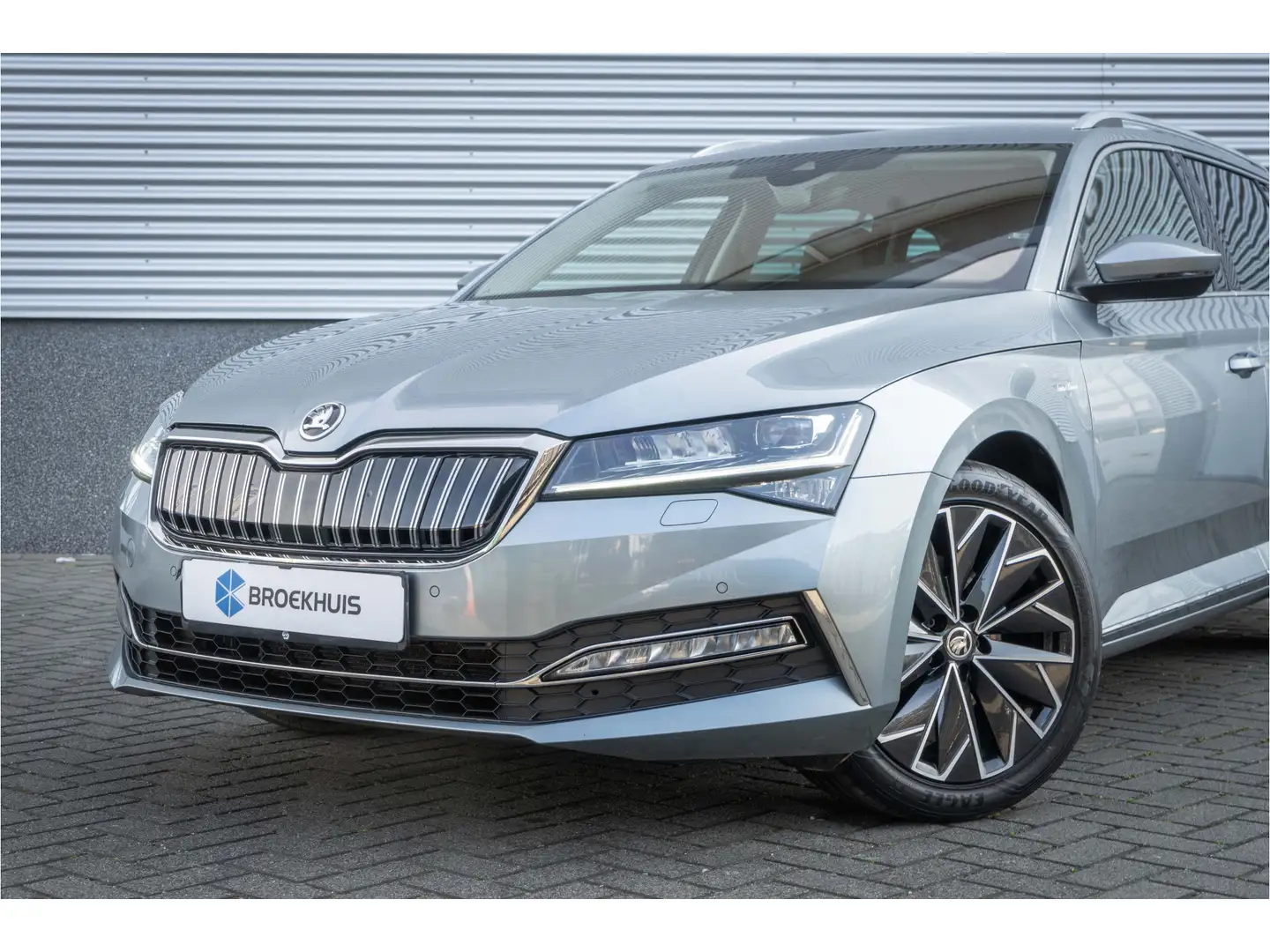 Skoda Superb Combi Škoda 1.4 TSI 218 PK DSG iV Phev L&K | Trekh Grijs - 2